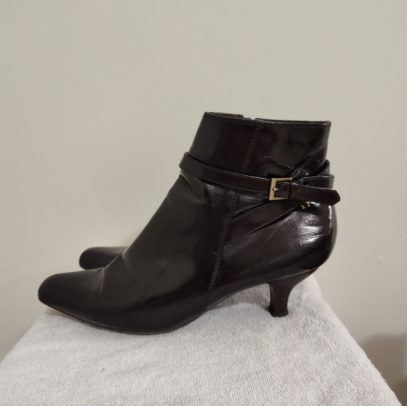 Women's Etienne Aigner brown ankle boots w/ side zippers and heels, 9.5M - Picture 6 of 8